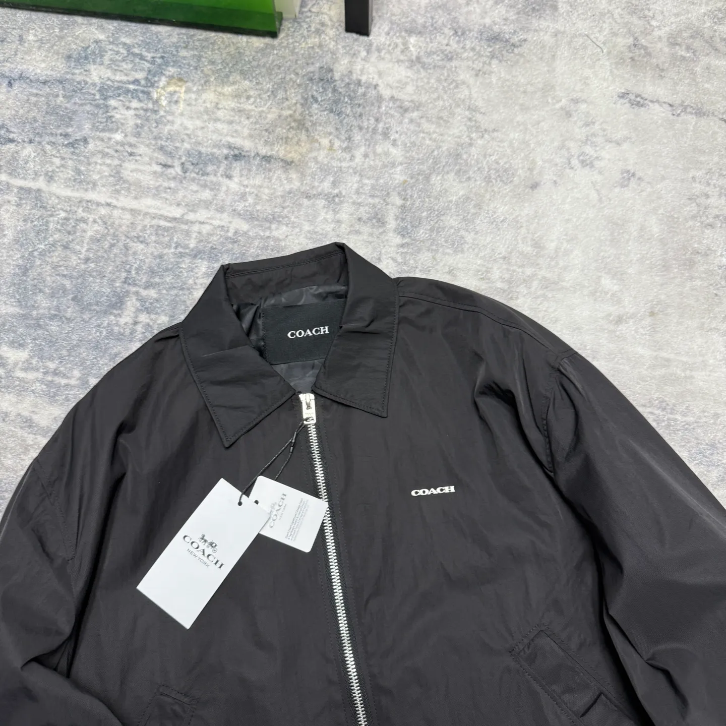 For new arrivals, Coach spring jackets for women. Prada has the same style, with low-key colors and a design with a bit of matte hardware. It has a proper sense of quality and the relaxed feeling of a city walk. At first glance, I am attracted by the fufu little coat. Very classic style. The hem has a closed design, so it can be easily matched with dresses, trousers and short skirts. The design of the short jacket can elongate the body proportions, and it can be worn perfectly with any combination. It is shipped from a trading company, and the quality is absolutely superb. A complete set of customer-supplied auxiliary hardware makes getting in and out of the cabinet stress-free. It can be used to keep wind and warm in early spring, and sunscreen can be used in summer. In autumn, it can be protected from wind. Can be worn from early spring to early autumn. Definitely a must-have for sisters 🤗🤗🤗 Color: Black Composition (polyester fiber) Size: S-L (loose and short version) S size: length 54CM, bust 120CM, shoulder width 49CM, sleeve length 56CM, reference weight 90-105 catties M size: length 56CM, bust 124CM, shoulder width 50CM, sleeve length 57CM Reference weight: 105-115 catties. Size L: length 58CM, bust 128CM, shoulder width 51CM, sleeve length 58CM. Reference weight: 115-130 catties
